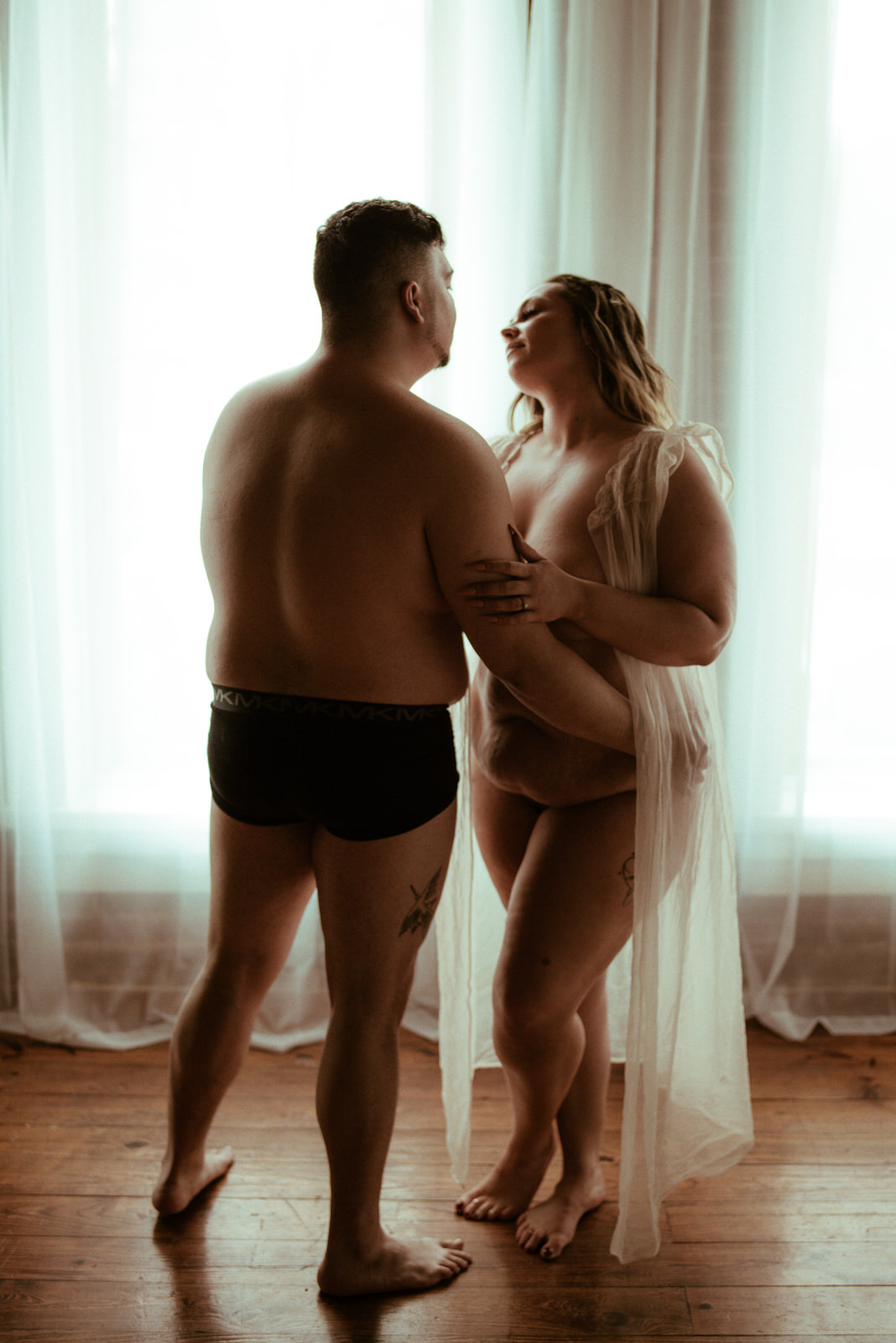 https://royallunephoto.com/wp-content/uploads/2022/04/CouplesBoudoirJK-3302.jpg