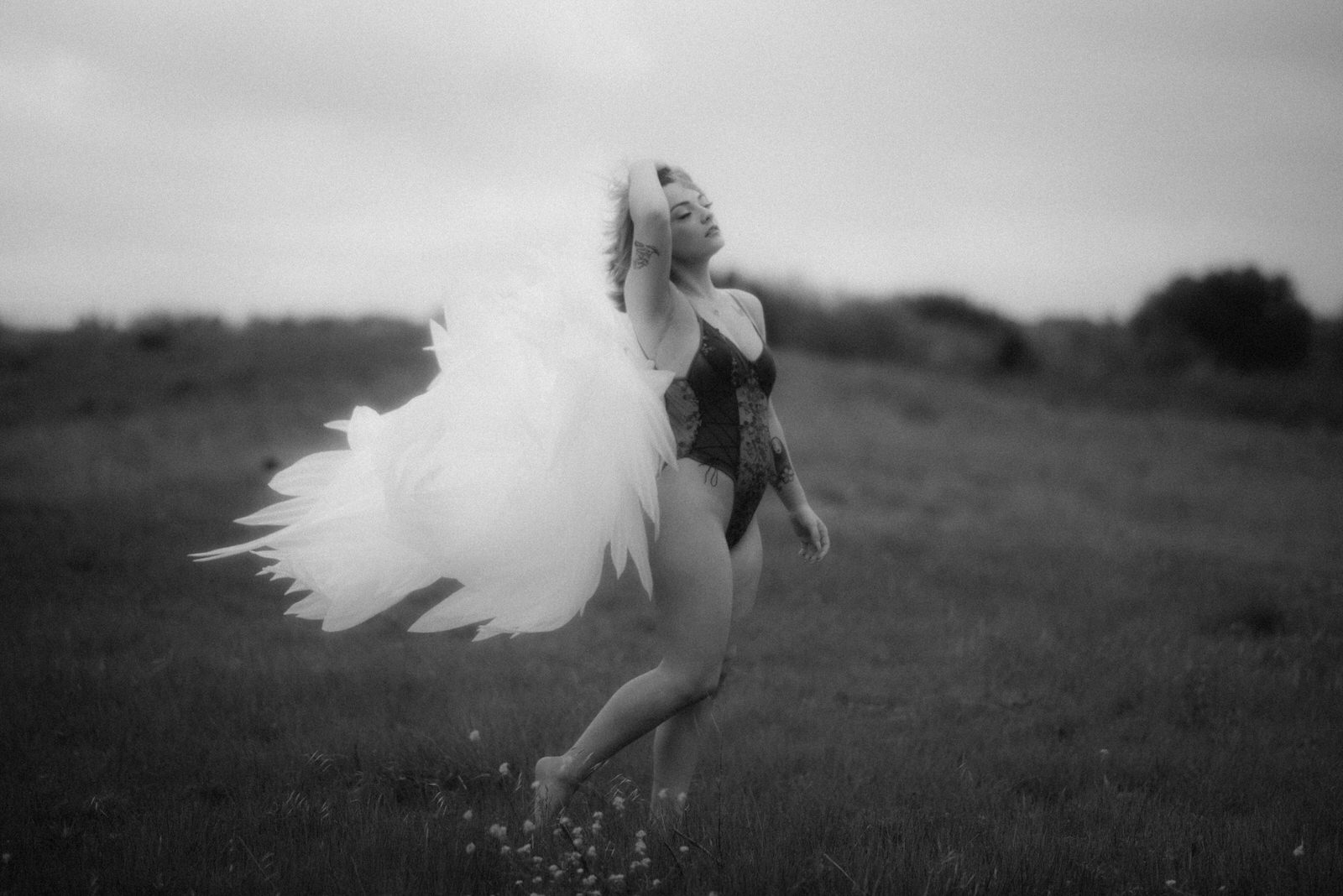 Dreamy boudoir photography with angel wings by Royal Lune Photo 